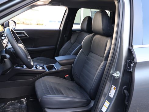 Used 2024 Mitsubishi Outlander SE image 2