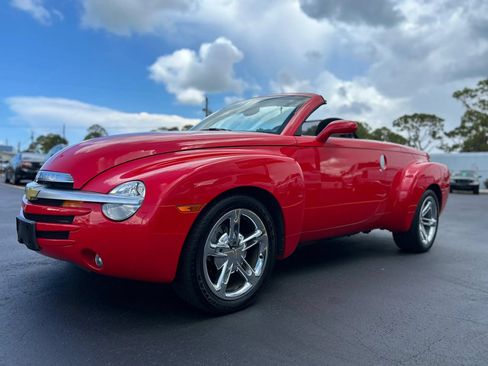 Used 2005 Chevrolet SSR w/ Preferred Equipment Group RWD image 2