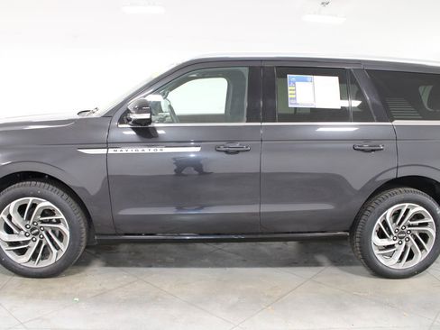 Used 2025 Lincoln Navigator Reserve image 6