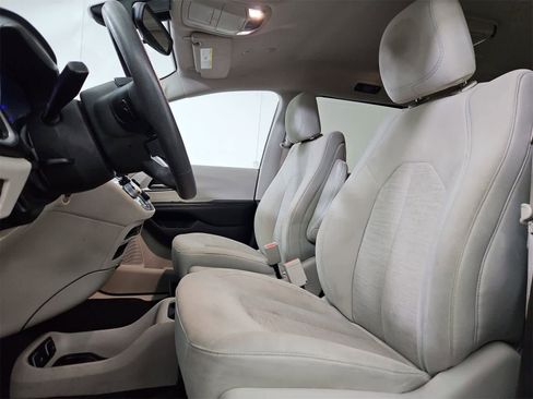 Used 2018 Chrysler Pacifica Touring Plus image 16