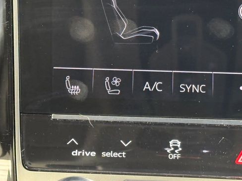 Used 2019 Audi Q8 Prestige w/ Luxury Package image 44