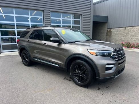 Used 2021 Ford Explorer XLT w/ Equipment Group 202A AWD/4WD image 3