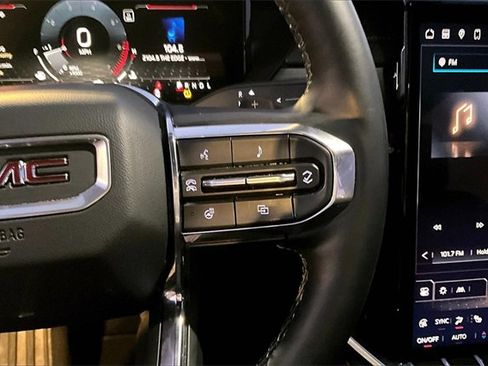 Used 2025 GMC Acadia Elevation image 12