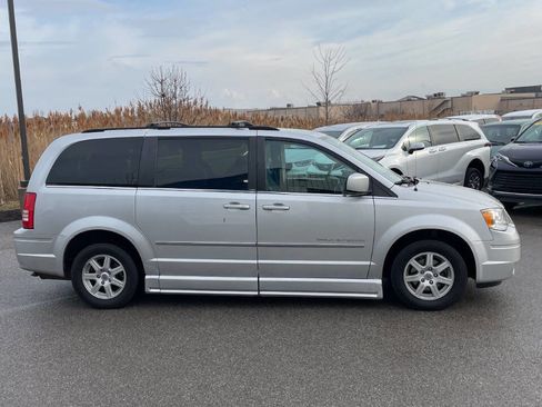 Used 2010 Chrysler Town & Country Touring w/ Trailer Tow Group image 10