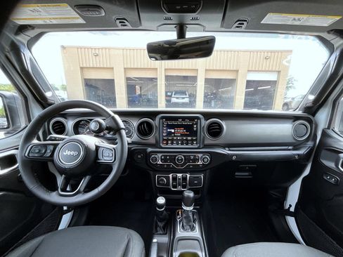 Used 2023 Jeep Gladiator Sport AWD/4WD image 15