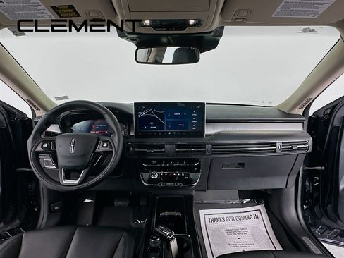 Used 2025 Lincoln Corsair AWD image 12