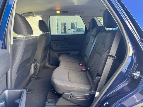 Used 2025 Nissan Pathfinder SV FWD image 28