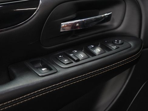 Used 2019 Dodge Grand Caravan SXT w/ Blacktop Package FWD image 23