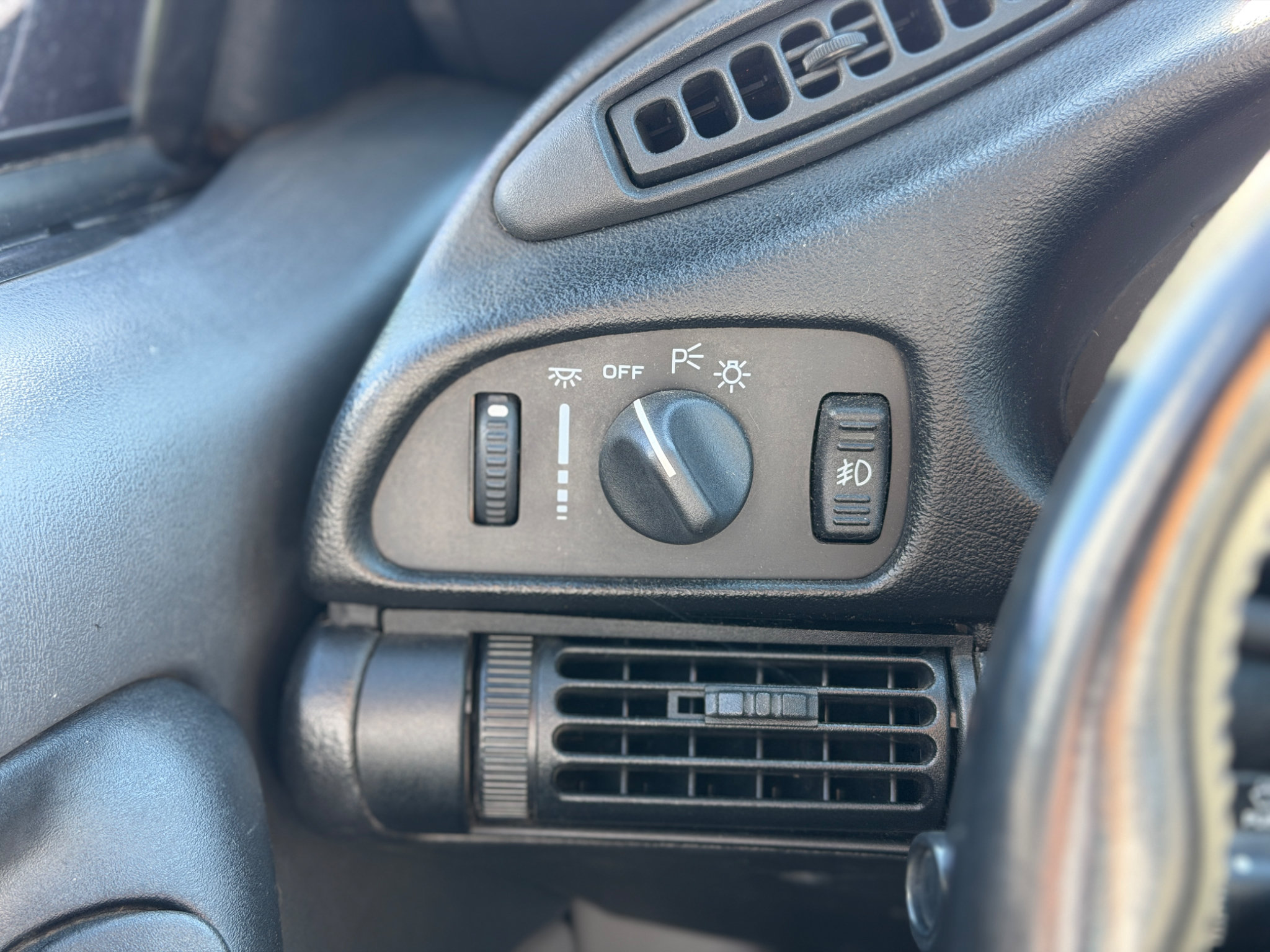 Used 1994 Chevrolet Camaro Z28 RWD image 12