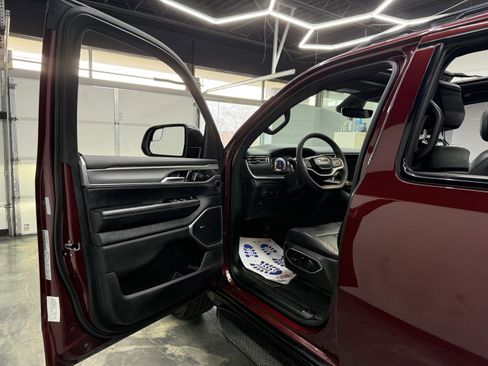 Used 2024 Jeep Wagoneer Series II image 10