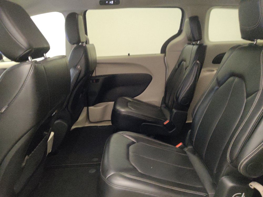 Used 2024 Chrysler Pacifica Touring-L FWD image 18