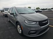 Used 2021 Chrysler Pacifica Touring-L FWD image 3