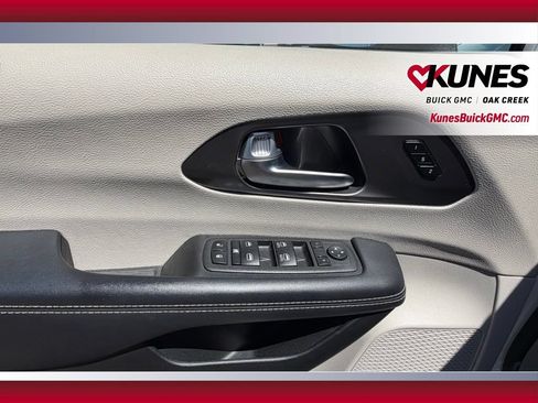 Used 2023 Chrysler Pacifica Touring-L FWD image 8