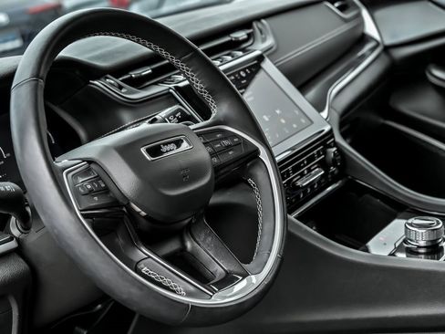 Used 2022 Jeep Grand Cherokee Laredo w/ Luxury Tech Group I image 18