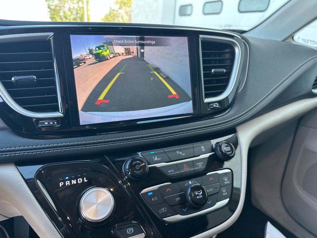 Used 2024 Chrysler Pacifica Limited FWD image 16