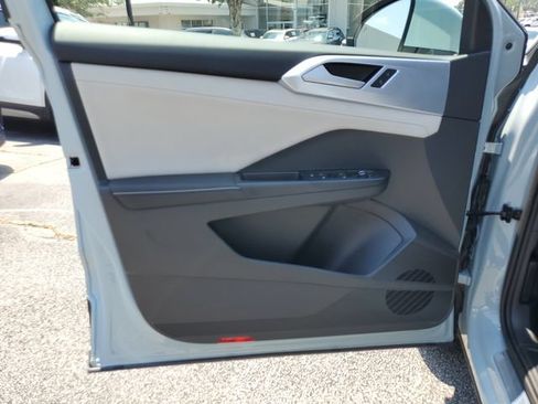 Used 2025 Volkswagen Taos SE w/ Panoramic Sunroof Package FWD image 21