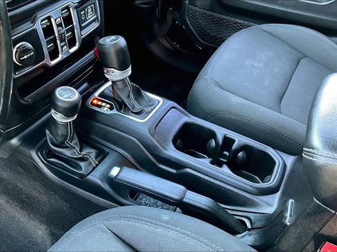 Used 2021 Jeep Wrangler Unlimited Sahara w/ Uconnect 4C Nav & Sound Group AWD/4WD image 18
