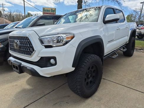 Used 2019 Toyota Tacoma TRD Off-Road w/ Technology Package image 2