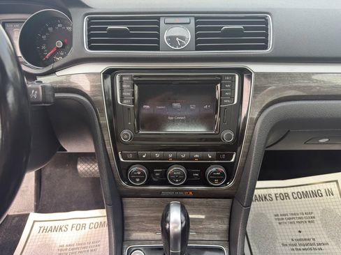 Used 2017 Volkswagen Passat 1.8T SE FWD image 28