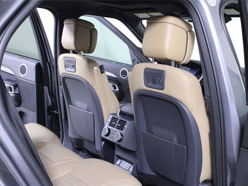 Used 2025 Land Rover Discovery Dynamic SE AWD/4WD image 12