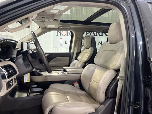 Used 2022 Lincoln Navigator Reserve image 8