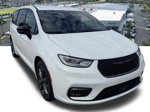 New 2026 Chrysler Pacifica Select image 2