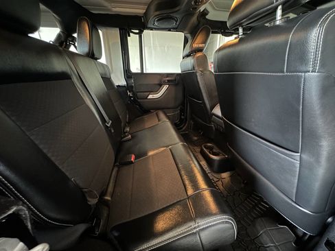 Used 2012 Jeep Wrangler Unlimited Rubicon image 25