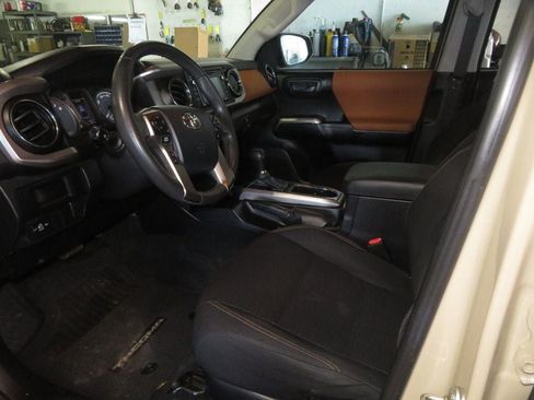 Used 2016 Toyota Tacoma SR5 w/ SR5 Appearance Package (SN) image 19