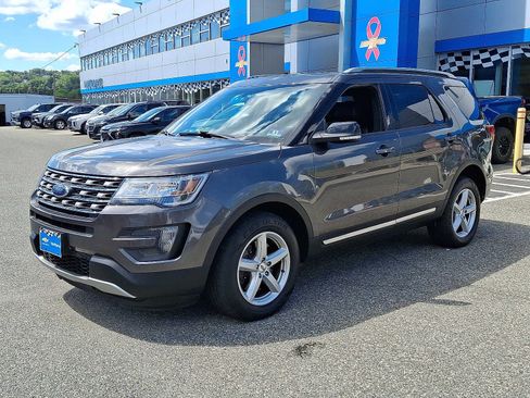 Used 2016 Ford Explorer XLT w/ Equipment Group 202A image 3