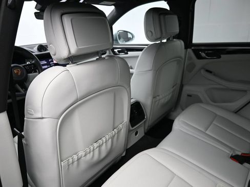 Certified 2025 Porsche Macan AWD/4WD image 8
