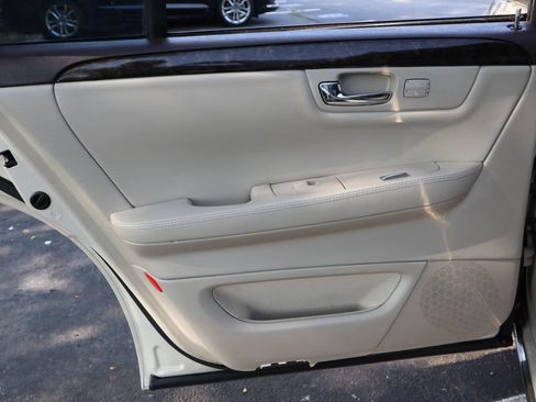 Used 2011 Cadillac DTS Luxury FWD image 10