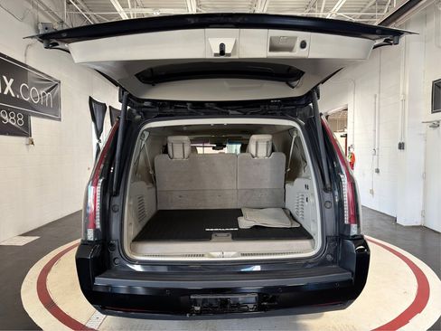 Used 2017 Cadillac Escalade ESV Luxury AWD/4WD image 12