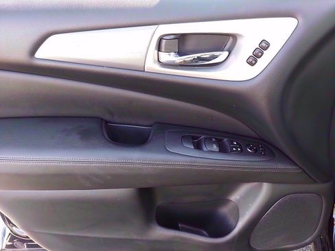 Used 2018 Nissan Pathfinder SL w/ Midnight Edition Package image 12