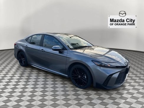 Used 2025 Toyota Camry SE image 3