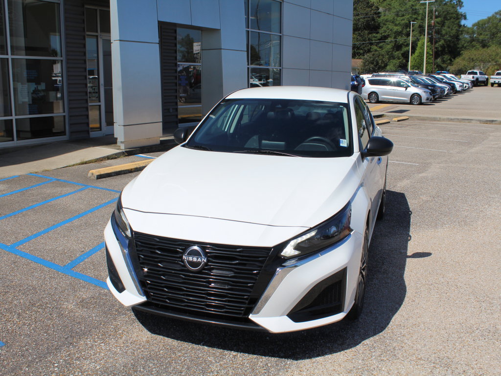 Used 2025 Nissan Altima 2.5 SV AWD/4WD image 3