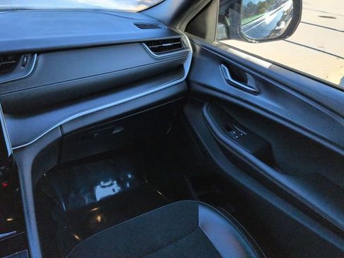 Used 2024 Jeep Grand Cherokee L Laredo image 17