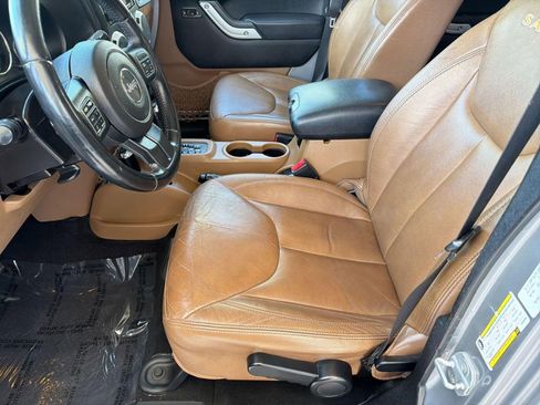 Used 2013 Jeep Wrangler Unlimited Sahara w/ Connectivity Group AWD/4WD image 5