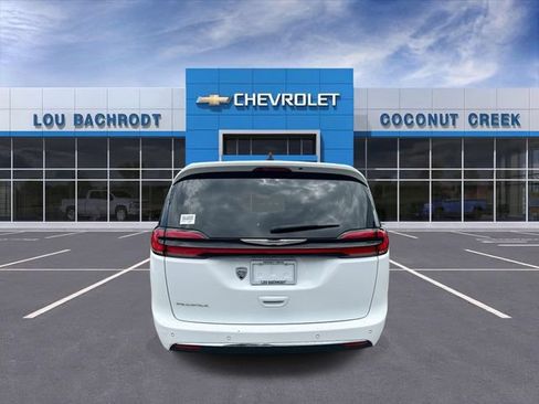 Used 2024 Chrysler Pacifica Touring FWD image 7