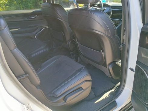 Used 2022 Jeep Grand Cherokee L Laredo image 16