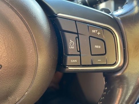 Used 2017 Jaguar XF Premium image 15