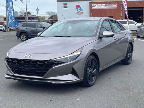 Used 2023 Hyundai Elantra SEL image 3