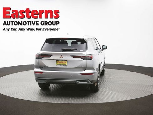 Used 2025 Mitsubishi Outlander SE image 40