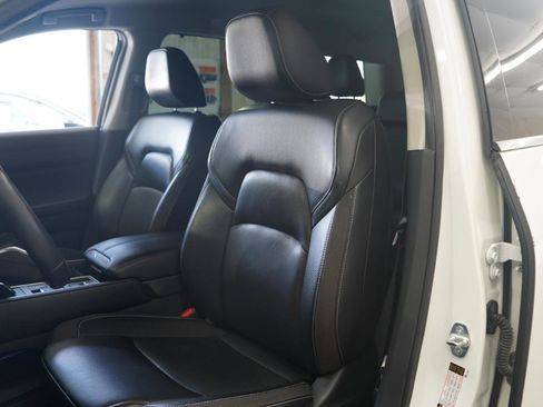 Used 2023 Nissan Pathfinder SL w/ Lighting Package (N92) FWD image 26