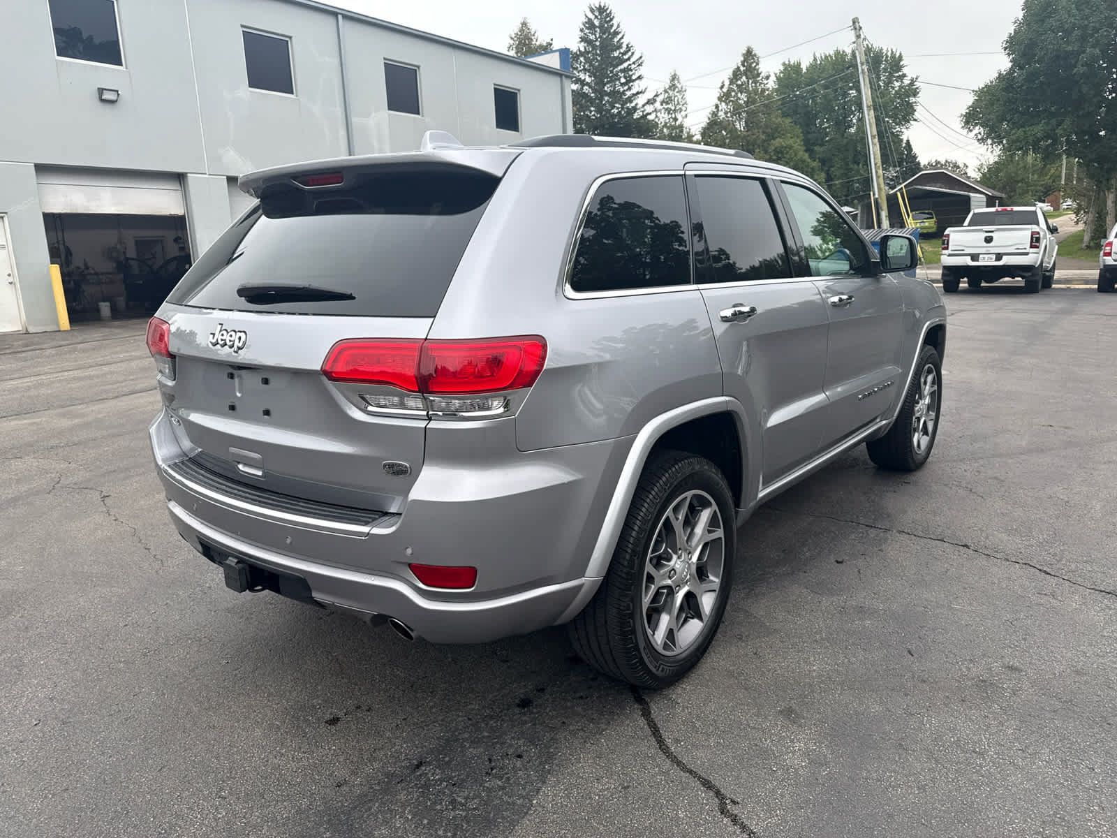 Used 2020 Jeep Grand Cherokee Overland AWD/4WD image 3