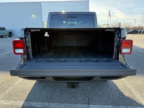 Used 2025 Jeep Gladiator Sport image 10