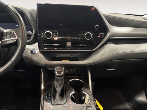 Used 2023 Toyota Highlander Platinum image 12