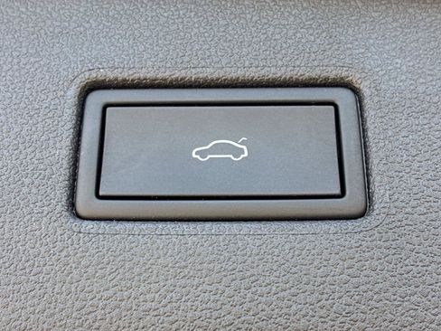 Certified 2024 Volkswagen Tiguan SEL R-Line AWD/4WD image 15