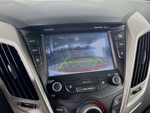 Used 2017 Hyundai Veloster Value Edition image 19