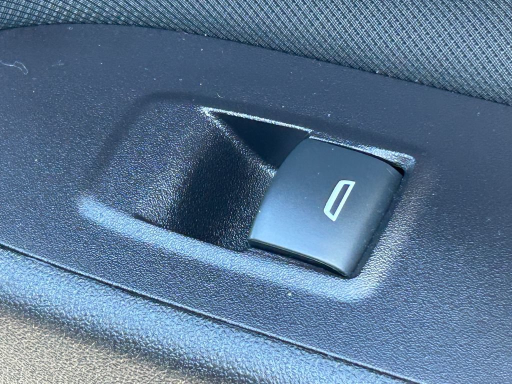 Used 2022 Chevrolet Equinox RS FWD image 34