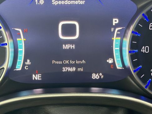 Used 2024 Chrysler Pacifica Touring-L FWD image 17